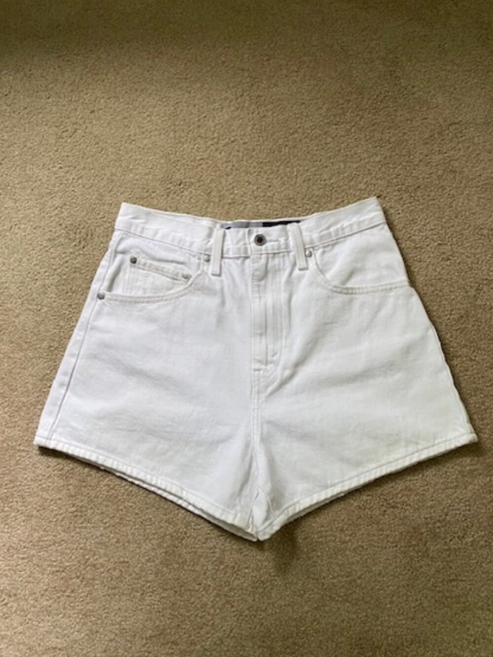 Levi's Women's White and Cream Mom Shorts